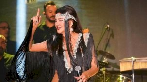 Nükhet Duru’nun sahne kıyafeti olay oldu