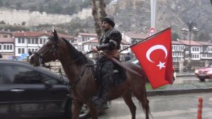 Tokat'tan Amasya'ya at üzerinde geldi: Elinde Türk bayrağını taşıdı
