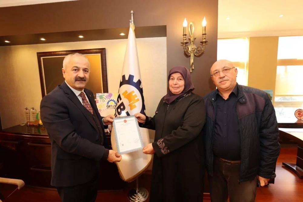 27 yıllık tapu ve mülkiyet sorununun çözüldüğü mahallede ilk tapu verildi