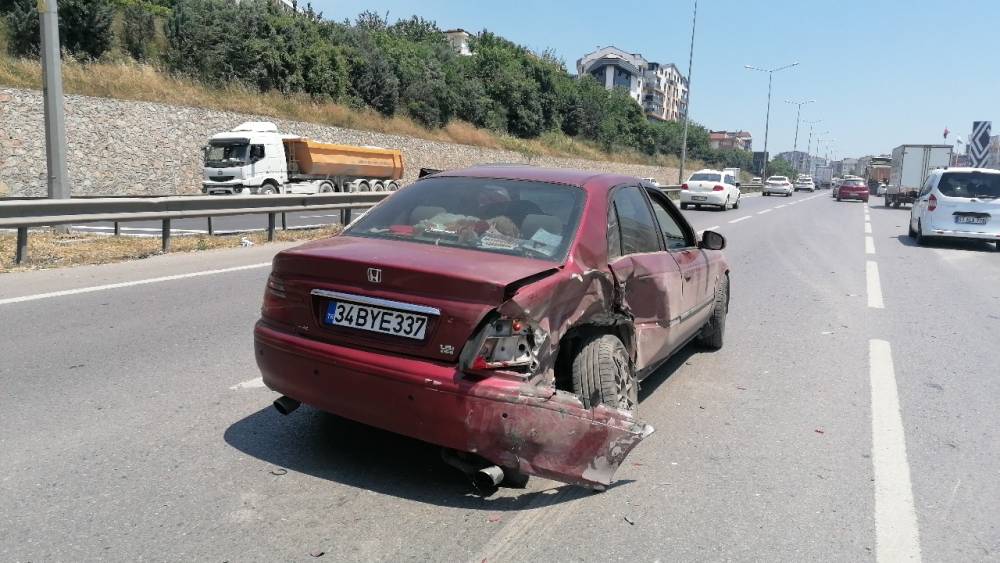 Kocaeli’de tır otomobile çarptı