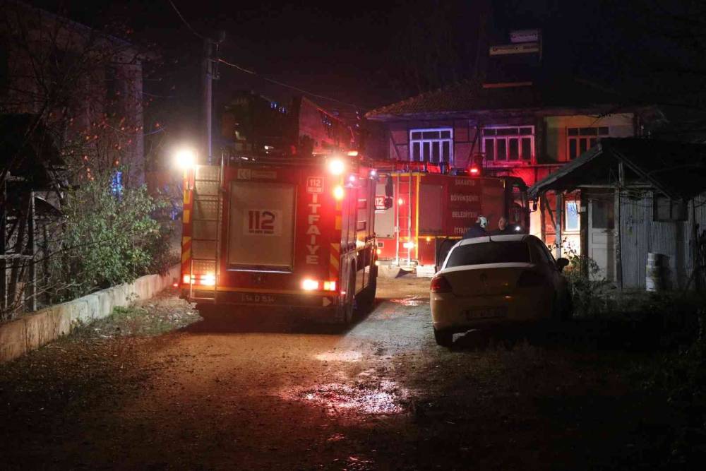 Alevlere teslim olan çatıyı söndürmeye çalışırken üzerine moloz düştü