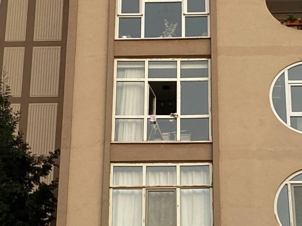 Camları silerken 4’üncü kattan düştü