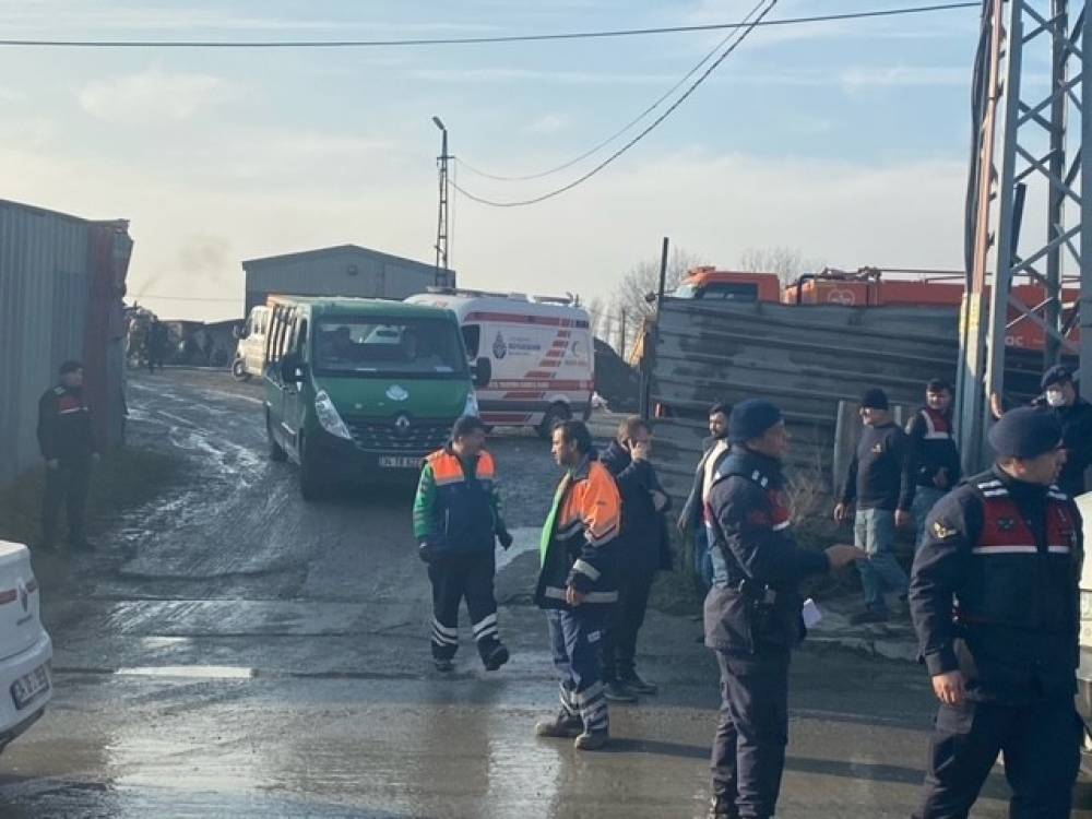 Eyüpsultan’daki yangında hayatını kaybeden işçinin cansız bedeni enkazın altından çıkarıldı