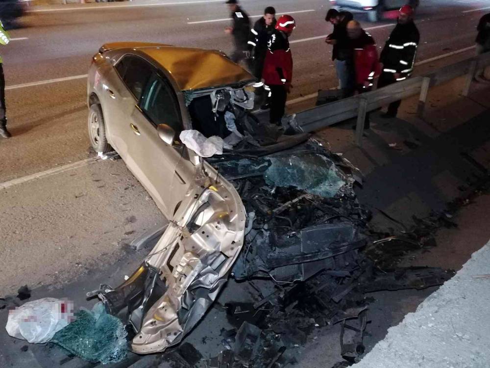Kontrolden çıkan otomobil bariyerlere ok gibi saplandı: 2 yaralı