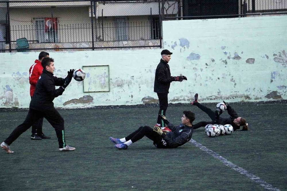 Genç horozların hedefi zirve
