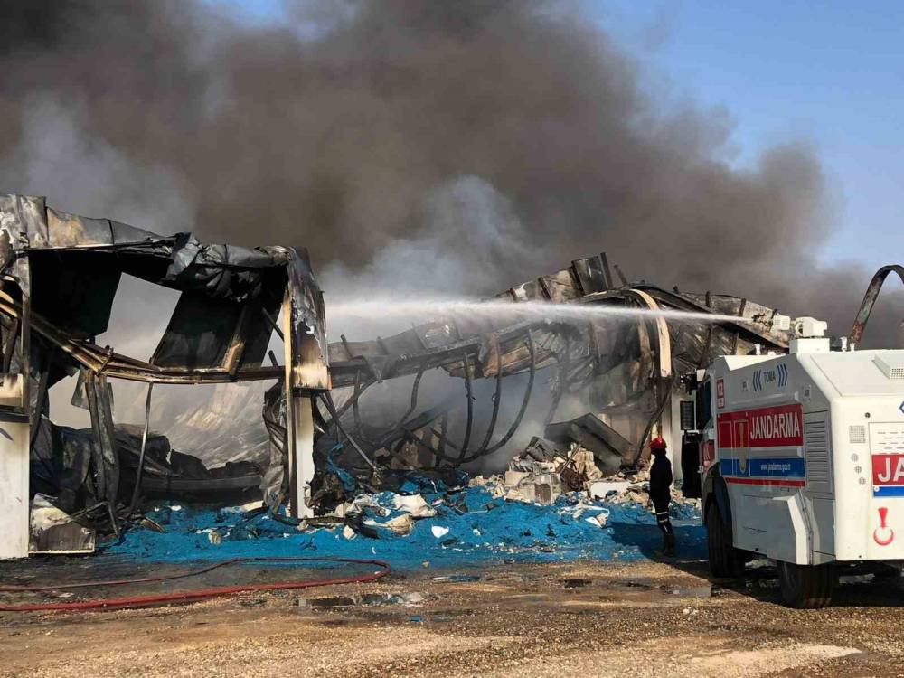 Cizre’de 6 saattir devam eden yangına TOMA’lar da müdahale ediyor