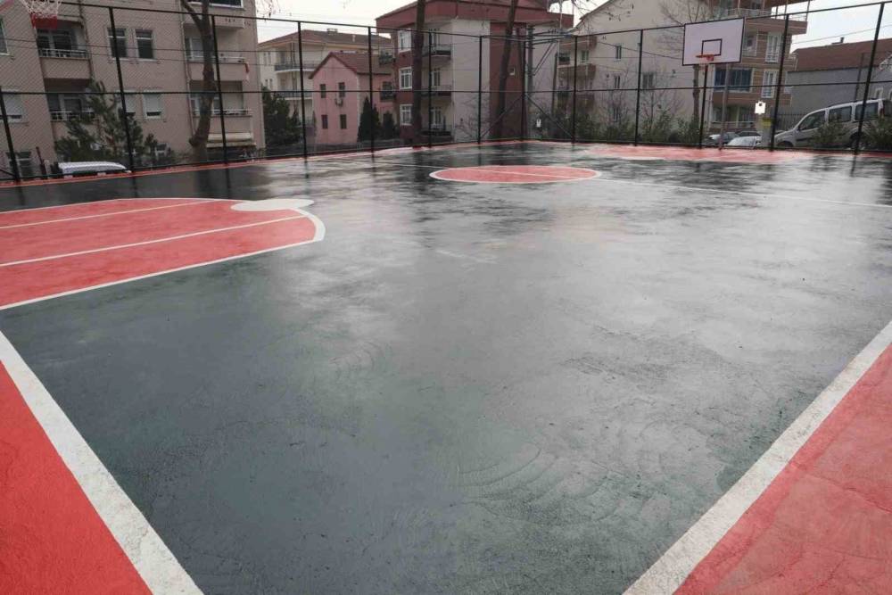 İzmit Belediyesi’nden gençlere yeni basketbol sahası