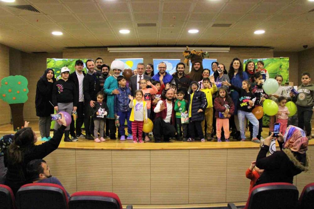 Depremzede çocuklar Nasreddin Hoca ve Keloğlan’la güldü