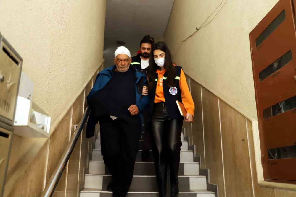 Akdeniz Belediyesi tedavisi süren depremzedeleri hastanelere ulaştırıyor