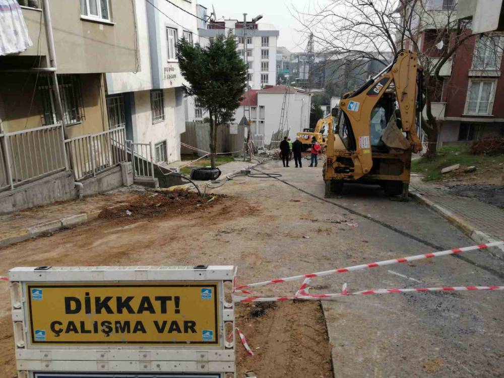 Pendik’te çökme meydana gelen yolda kazı çalışmaları devam ediyor