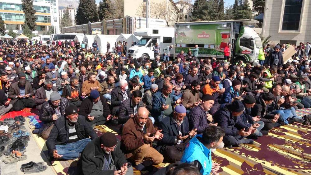 Kahramanmaraş’ta depremde ölenler için eller semaya açıldı