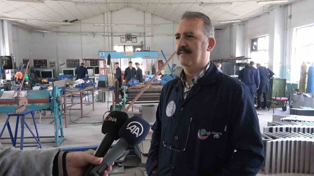 Yalova’da meslek liseli öğrenciler depremzedeler için sac soba üretiyor