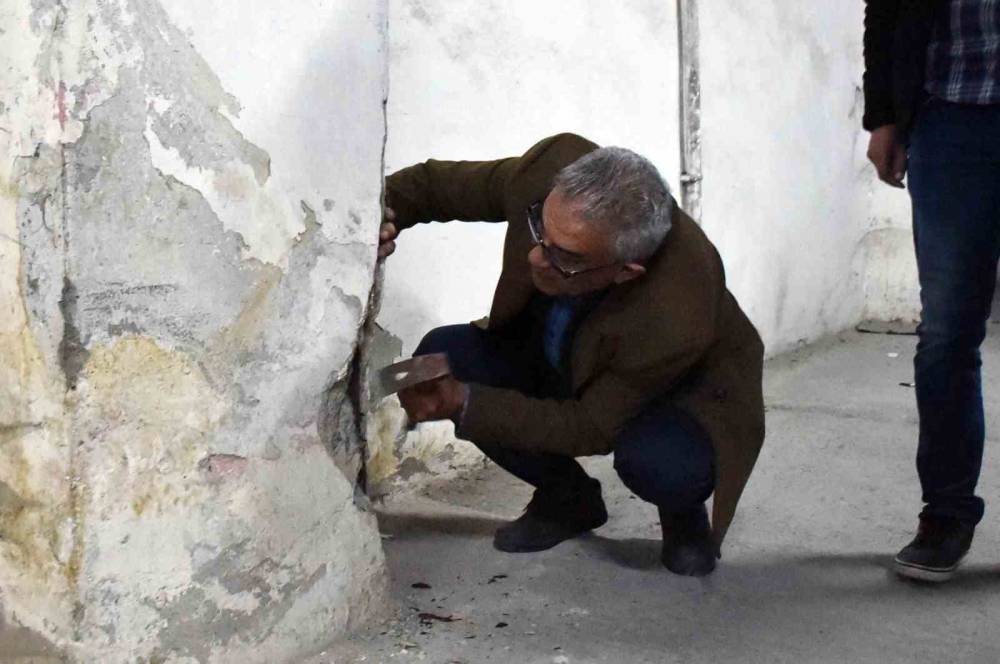 Tarsus Belediyesinin eski hizmet binasının kolanlarının kesilmediği ortaya çıktı