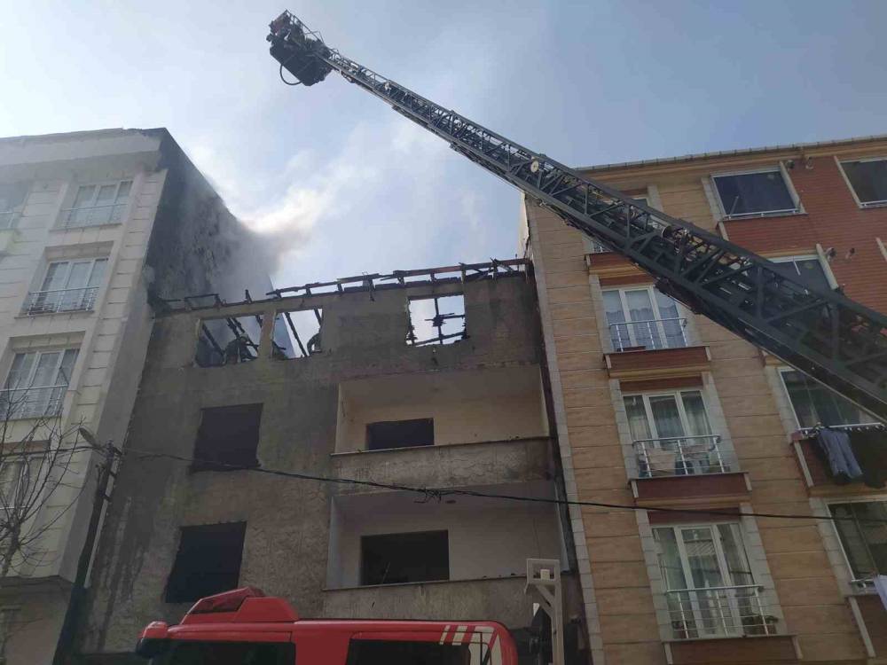 Esenyurt’ta metruk bir binada çıkan yangın 3 binaya sirayet etti