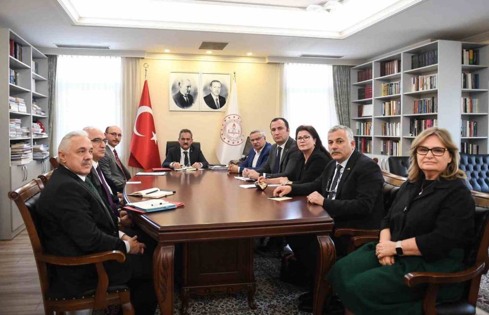 Türk Eğitim-Sen deprem bölgesinde yapılacaklara dair önerileri Bakan Özer’e sundu