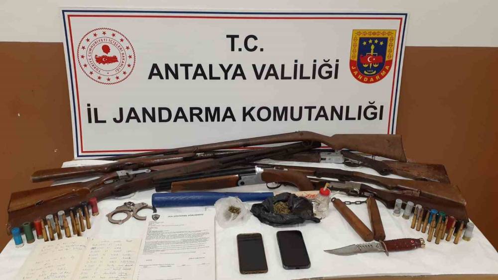 Alanya’da 5 otomobile silah zoruyla el koyan 3 şüpheliye tutuklama