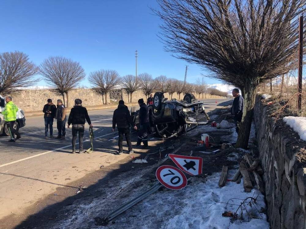 Elazığ ağaca çarpan hafif ticari araç ters döndü: 2 yaralı