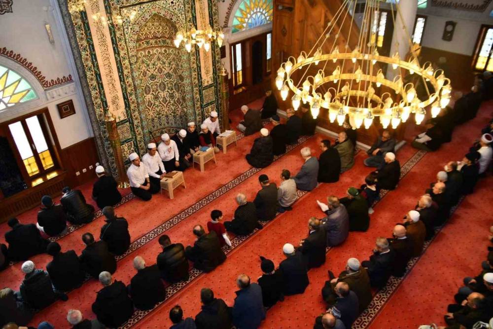 Depremde hayatını kaybedenler için Kur’an okundu