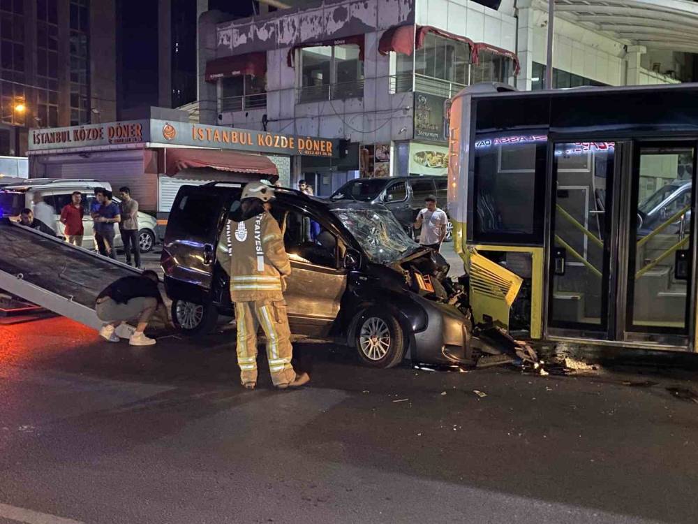 Bağcılar’da kontrolünü kaybeden sürücü İETT otobüsüne çarptı: 4’ü ağır 6 yaralı