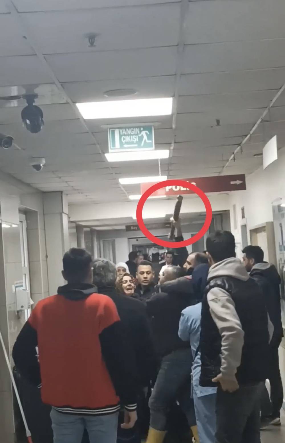 Kızları balkondan düştü, aileler hastanede birbirine girdi