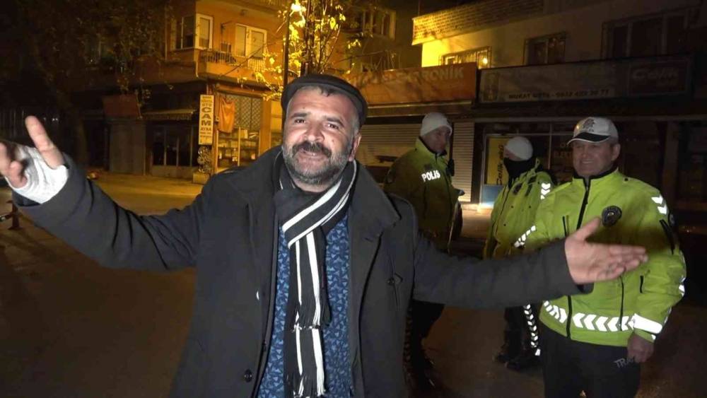 (Özel) Alkollü arkadaşına ceza yağdı, o ise mini konser verdi