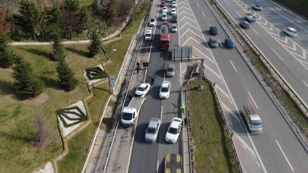 Ataşehir’de yol ayrımını kaçıran sürücü kazaya neden oldu: 1 yaralı