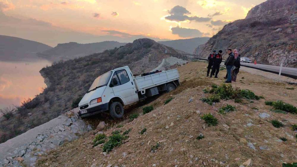 Bursa’da kontrolden çıkan kamyonet uçurumdan kıl payı kurtuldu