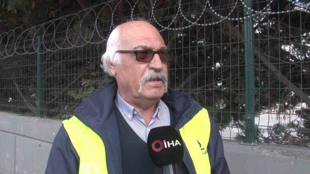 Deprem bölgesine iş makinesini yetiştirmek için hızla giden tırın şoförü konuştu