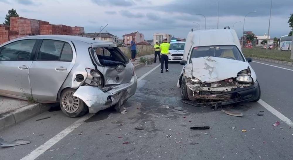 Sakarya’da hafif ticari araç park halindeki otomobile çarptı: 2 yaralı