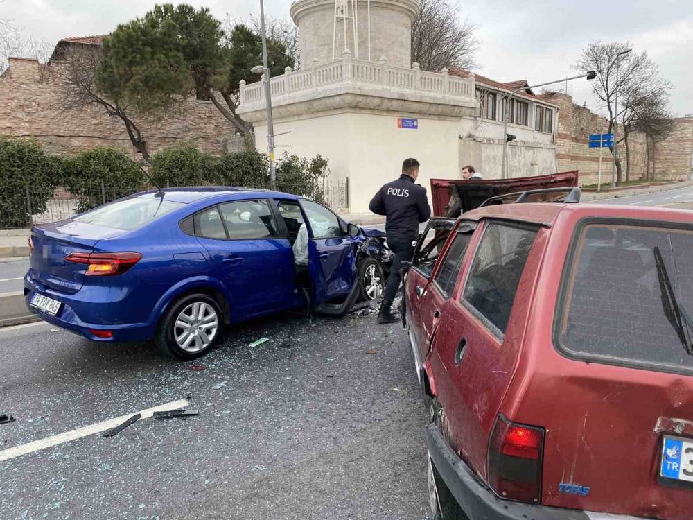 Fatih’te kaza yapan sürücü, aracını olay yerinde bırakıp kaçtı