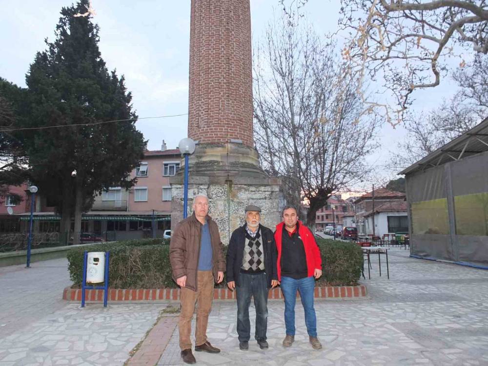 Burhaniye’de camisiz minare ilgi odağı oldu