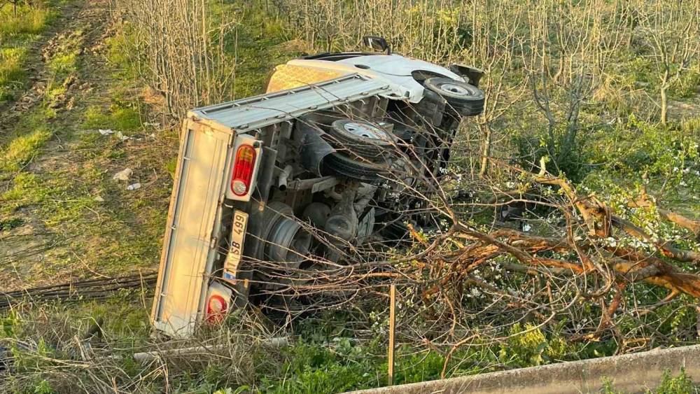 Bursa’da kontrolden çıkan kamyonet şarampole uçtu: 2 yaralı