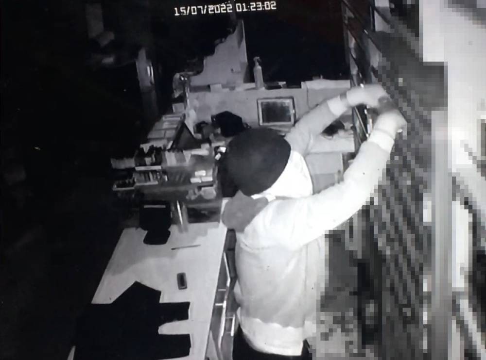 İstanbul’da tekel bayii soygunu kamerada: Alarm çalınca apar topar kaçtılar