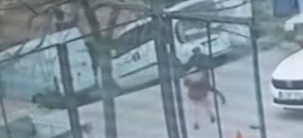 Yola aniden fırlayan çocuk otomobilin altında kaldı
