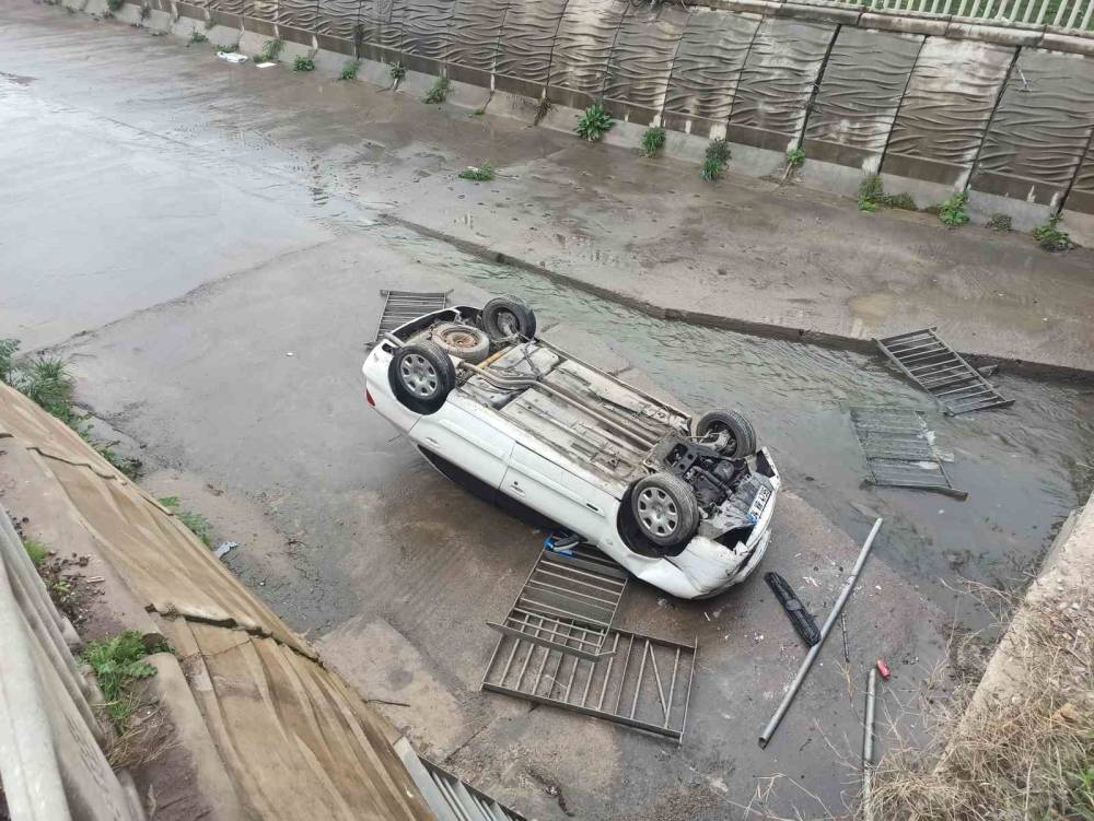 Sancaktepe’de araç demir korkulukları aşıp dereye uçtu: 2 yaralı