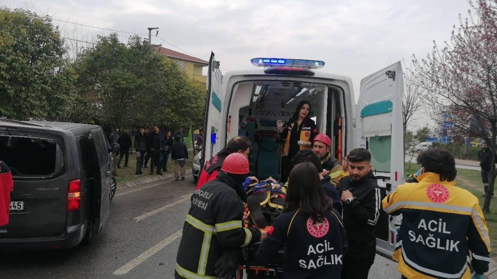 Ters yöne U dönüşü kazayı getirdi: 1’i ağır 4 yaralı