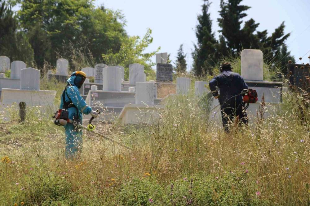 Mezarlıklarda ve camilerde bayram temizliği