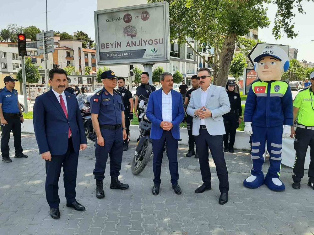 Edremit’te Vali Hasan Şıldak, sürücüleri uyardı, bayram hediyesi verdi