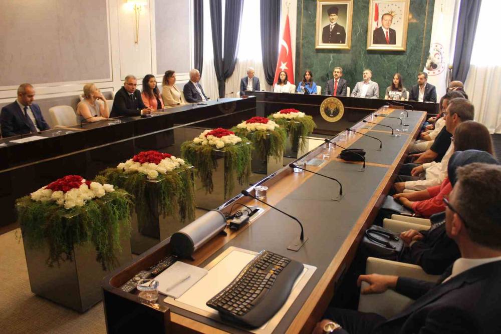 Vali Ekici, Kırklareli’nde LGS’den tam puan alan 3 öğrenciyle bir araya geldi