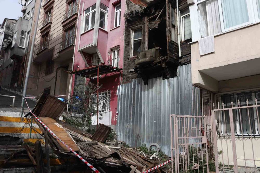 Şişli’de 2 katlı metruk bina kısmen çöktü