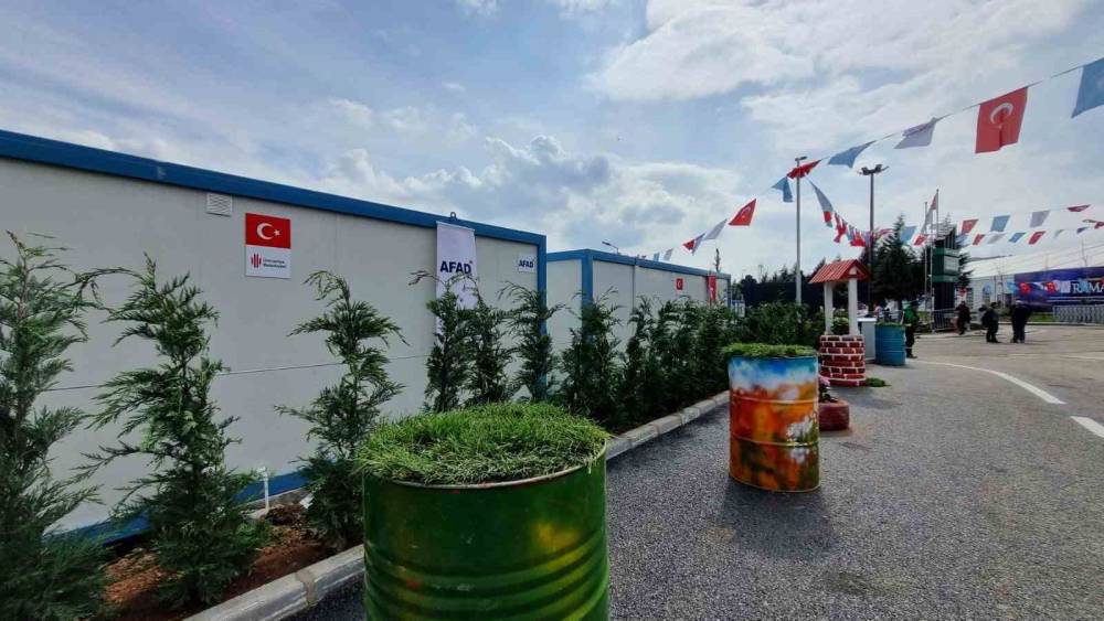 Onikişubat Yaşam Merkezini geri dönüşüm malzemeleri süsledi