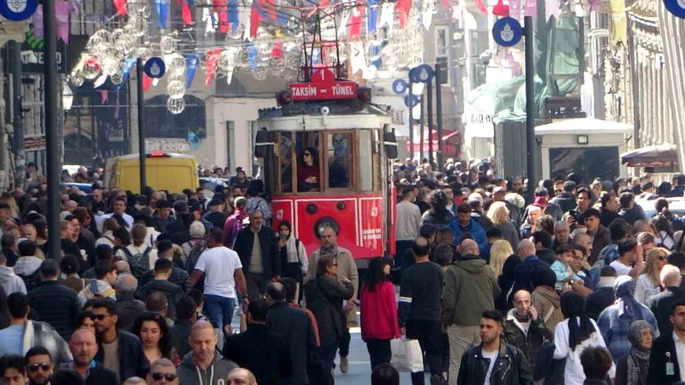 Güneşli ve sıcak havayı fırsat bilenler Taksim’e akın etti