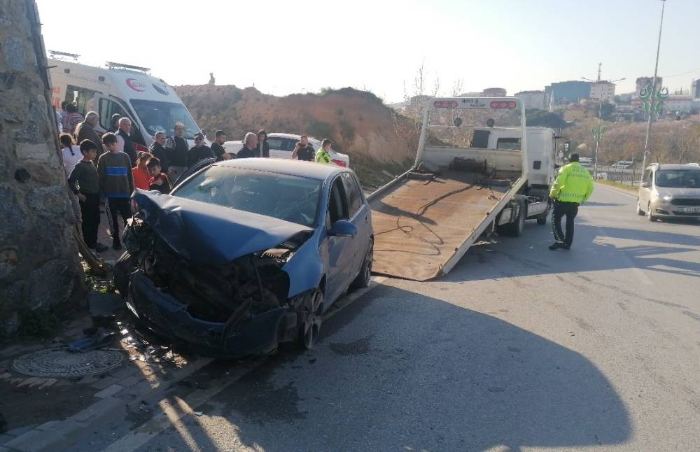 Kocaeli’de otomobil istinat duvarına çarptı: 4 yaralı
