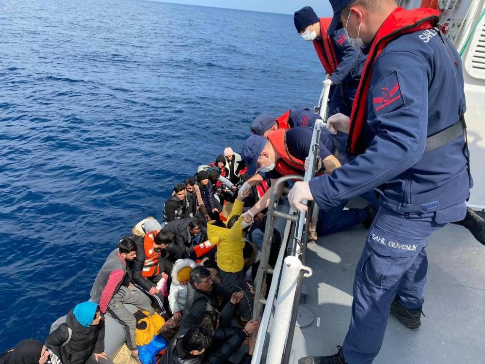 Ayvacık açıklarında 35 kaçak göçmen yakalandı