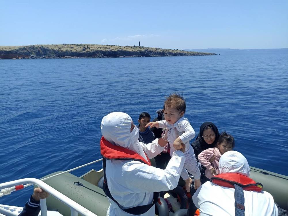 Ayvalık’ta düzenlenen iki operasyonda 35 düzensiz göçmen yakalandı, 29 düzensiz göçmen kurtarıldı