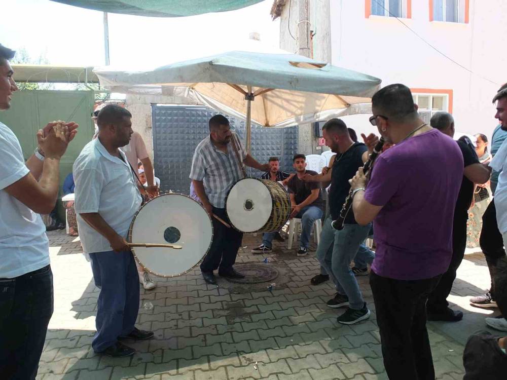 Balıkesir’de davullu klarnetli keşkek dövme geleneği devam ediyor
