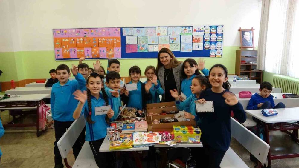 İstanbul’da öğrenciler, depremzede çocuklara