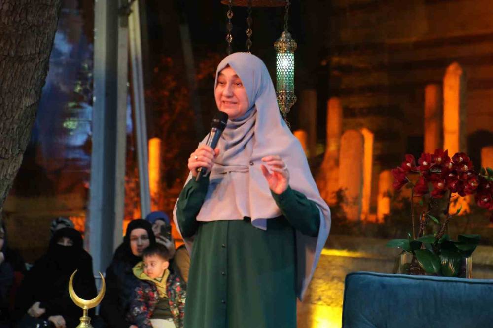 Eyüpsultan’daki konferansta konu başlığı; “Çocuğu Hayata Hazırlamada Anne Baba İş Birliği”