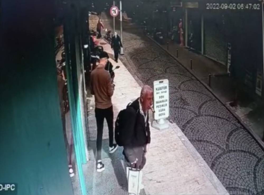 Şişli’de ilginç hırsızlık kamerada: Yaşlı hırsız mali defteri çalıp çikolata yedi