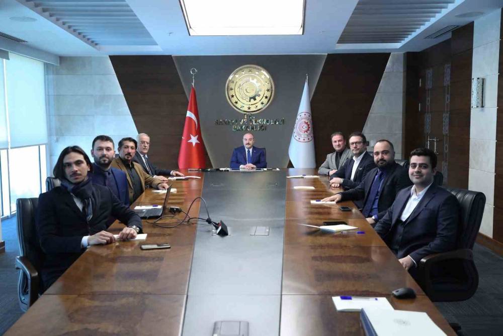 Bu elektrikli otomobili 16 yaşındaki gençler kullanabilecek...